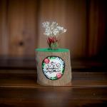 صبار في جزع شجر طبيعي